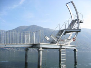 Eliminazione vecchio trampolino del Lido Patriziale di Ascona, infissione nel fondale di 4 pali in acciaio diam. 30 cm x 10 m, assemblaggio e installazione nuovo trampolino, Ascona, Lago Maggiore