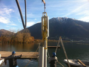 Posa nuovo pontile per il Centro Sportivo Nazionale di Tenero, con infissione di 2 pali (lung. 12 m). Tenero, Lago Maggiore.