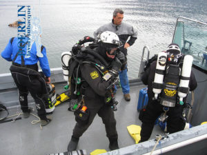 Heraufholen aus einer Tiefe von 87 Metern eines Cranchi Aquamarina 31 (4000 kg Gewicht, 10 Meter Länge). Lago Maggiore