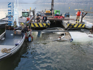 Heraufholen aus einer Tiefe von 87 Metern eines Cranchi Aquamarina 31 (4000 kg Gewicht, 10 Meter Länge). Lago Maggiore