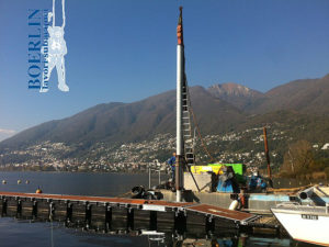 Posa nuovo pontile per il Centro Sportivo Nazionale di Tenero, con infissione di 2 pali (lung. 12 m). Tenero, Lago Maggiore.