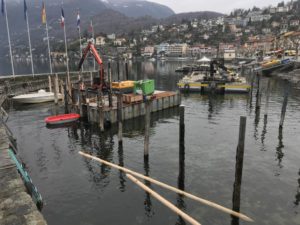 Ascona, sostituzione pali di ormeggio nei porti comunali. Infissione di 80 pali e taglio subacqueo dei vecchi pali.