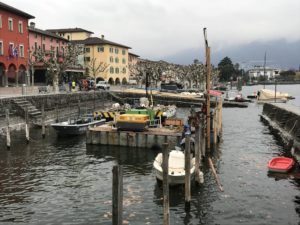 Ascona, sostituzione pali di ormeggio nei porti comunali. Infissione di 80 pali e taglio subacqueo dei vecchi pali.