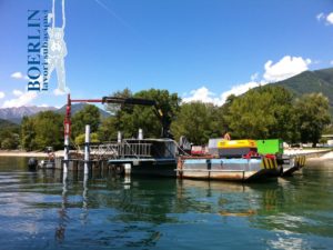 Eliminazione vecchio trampolino del Lido Patriziale di Ascona, infissione nel fondale di 4 pali in acciaio diam. 30 cm x 10 m, assemblaggio e installazione nuovo trampolino, Ascona, Lago Maggiore